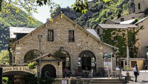 La Malene Hotel | Pet-Friendly Hôtel-Bar l'Embarcadère with Great Amenities