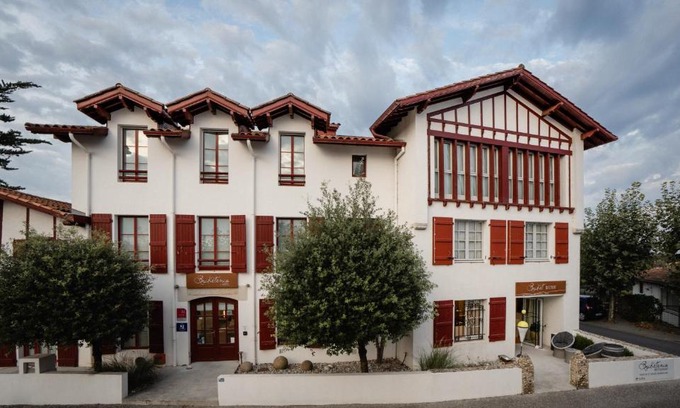 Guethary Hotel | Guest Favorite: Hôtel Briketenia with Fantastic Amenities