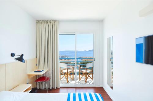 Le Lavandou Hotel | Hôtel California: Oceanfront Retreat with Pet-Friendly Options