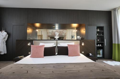 Brive-la-Gaillarde Hotel | Pet-Friendly Hôtel Château de Lacan with Top Amenities