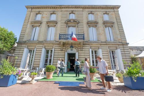 Agen Hotel | Discover Hôtel Château des Jacobins: Oceanfront Retreat Awaits