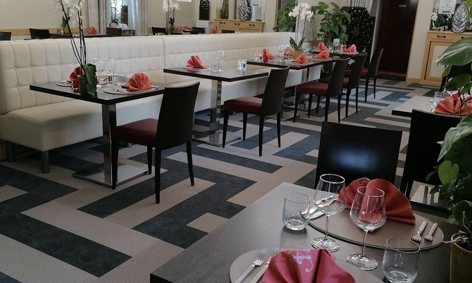 Saint-Calais Hotel | Stay at Hôtel d'Angleterre: Family-Friendly with Breakfast!