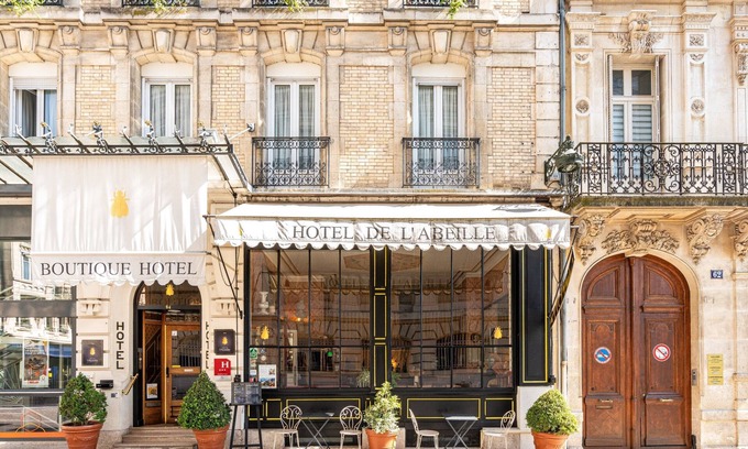 Orleans Hotel | Charming Hôtel de l'Abeille Orléans with Breakfast Included