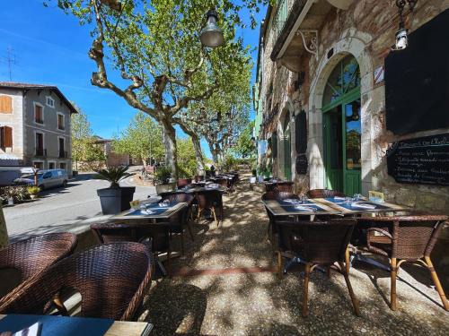 Auvillar Hotel | Pet-Friendly Hôtel De L'Horloge with Breakfast & Dining