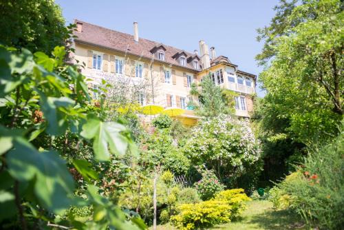 Saint-Aubin-Sauges Hotel | Explore Hôtel de la Béroche: Pet-Friendly Family Escape