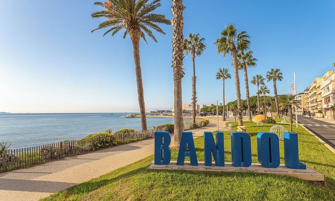 Bandol Hotel | Inviting Hôtel de la Baie with Spa and Family Amenities