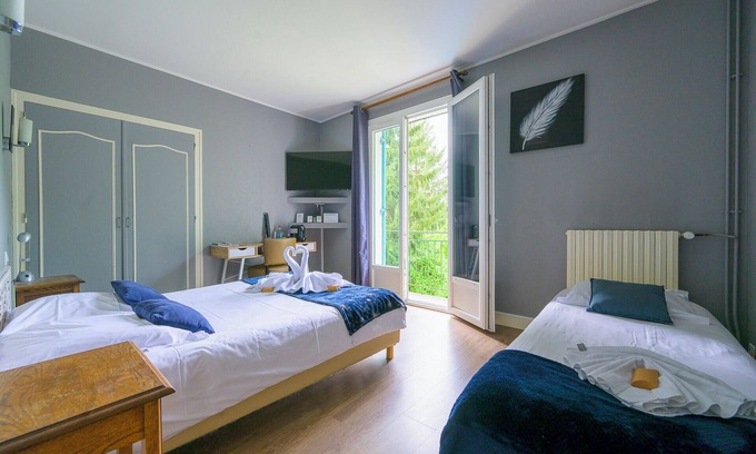 Marsac-sur-l'Isle Hotel | Discover Hôtel de la Beauronne: Family-Friendly Retreat