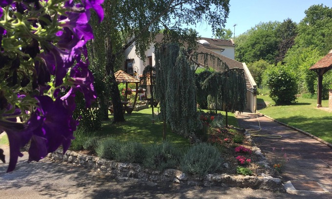 Bracieux Hotel | Tranquil Hôtel de la Bonnheure with Family-Friendly Amenities