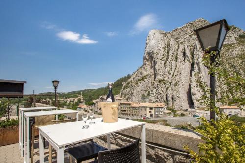 Sisteron Hotel | Inviting Hôtel de la Citadelle: Pet-Friendly with Hot Tub