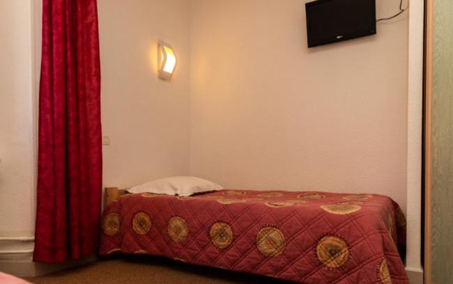 LʼArgentiere-la-Bessee Hotel | Discover Hôtel de la Mairie: Pool, Restaurant & Family Fun