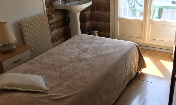 Saint-Valery-en-Caux Hotel | Family-Friendly Hôtel De La Poste with Cozy Restaurant