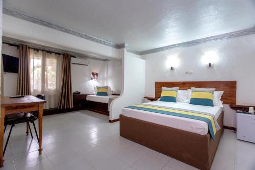Kaolack Hotel | Pet-Friendly Hôtel de Paris: Family Dining & Relaxation