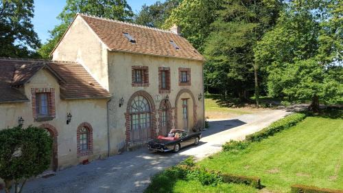 Saint-Saturnin Hotel | Discover Hôtel des 4 continents - Family & Pet Friendly Stay