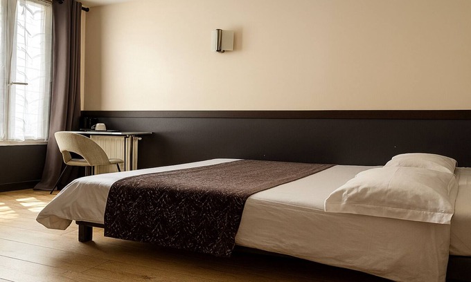 Maisons-Alfort Hotel | Family-Friendly Hôtel des Bains with Breakfast Included