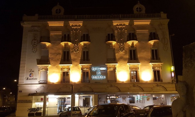 Montlucon Hotel | Hôtel des Bourbons: Family-Friendly with Restaurant and Breakfast