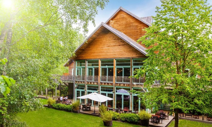 Plailly Hotel | Hôtel Des Trois Hiboux: Family-Friendly with Great Amenities