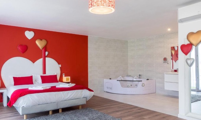Ternand House | Relax at Hôtel Domaine des Pierres Dorées with Pool & Pets
