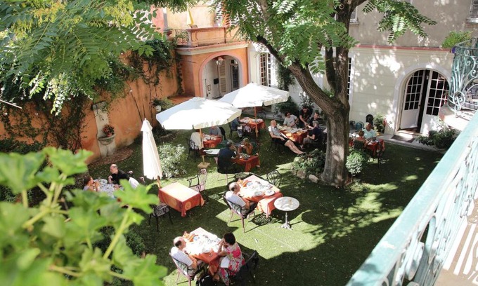 Carpentras Hotel | Discover Hôtel du Fiacre: Guest Favorite with Pet-Friendly Perks