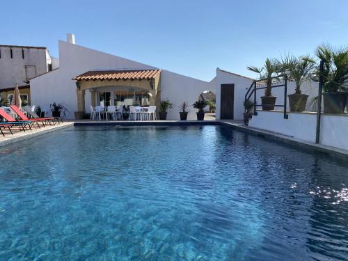 Saintes-Maries-de-la-Mer Hotel | Discover Hôtel du Pont Blanc: Pet-Friendly Oceanfront Retreat