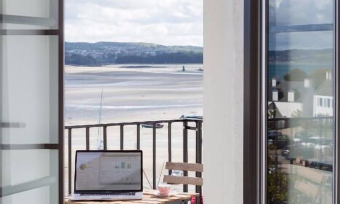 Locquirec Hotel | Cozy Hôtel du Port Locquirec: Family-Friendly Retreat