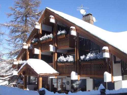 Les Claux Hotel | Discover Hôtel Ecureuil: Pet-Friendly with Breakfast Included