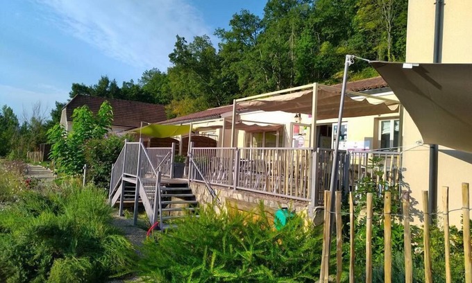 Cajarc Hotel | Discover Hôtel-Gîte La Peyrade: Pool, Spa & High Ratings!