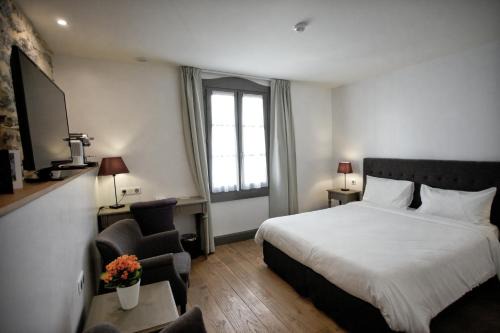 Nerac Hotel | Welcoming Hôtel Henri IV: Pet-Friendly with Pool & Breakfast