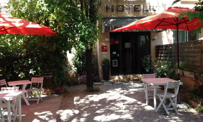 Les Camoins Hotel | Discover Hôtel L'Eau Des Collines: Pet-Friendly Retreat