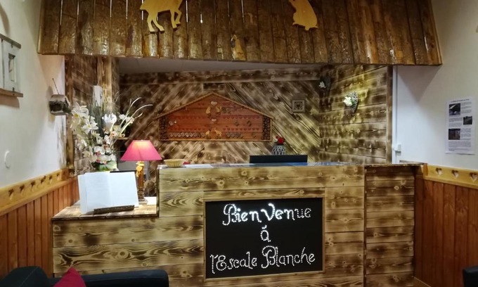 Les Orres Hotel | Discover Hôtel L'Escale Blanche: Family-Friendly Comfort