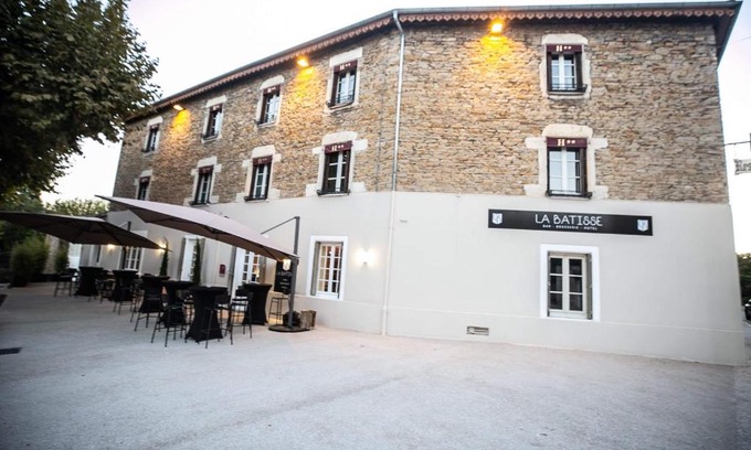 Cremieu Hotel | Welcoming Hôtel La Batisse with Family-Friendly Dining