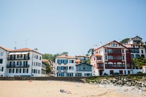 Ciboure Hotel | Cozy Hôtel La Caravelle: Oceanfront Retreat with Dining