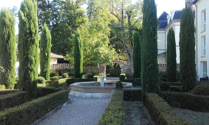 Cordes-sur-Ciel Hotel | Relax at Hôtel La Métairie with Pool, Spa & Family Amenities