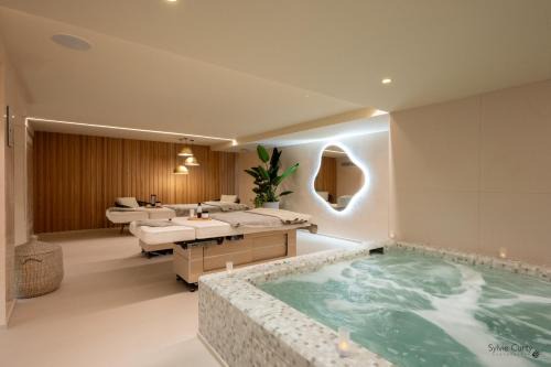 La Rochelle City Centre Hotel | Experience Hôtel La Monnaie Arty & Spa: Guest Favorite with Ocean Views