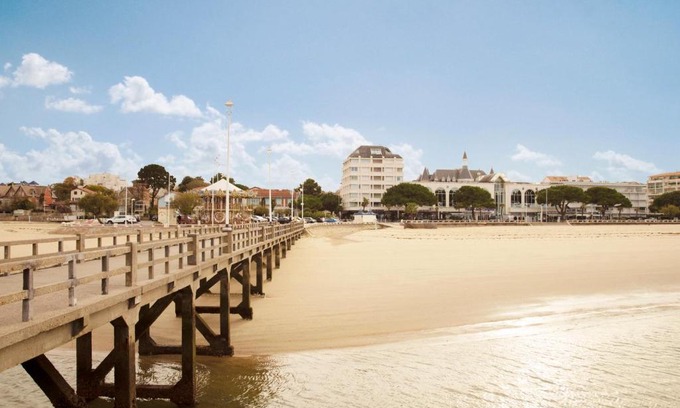 Arcachon Hotel | Oceanfront Hôtel Le B d'Arcachon: Pet Friendly & Rated 8.6