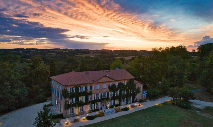 Maubec Hotel | Charming Hôtel Le Château de Césarges with Great Amenities