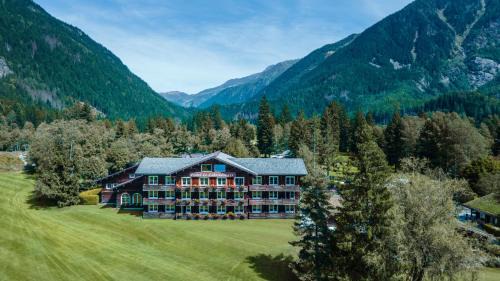 Les Praz-de-Chamonix Hotel | Discover Hôtel Le Labrador: Family-Friendly with Spa & Hot Tub