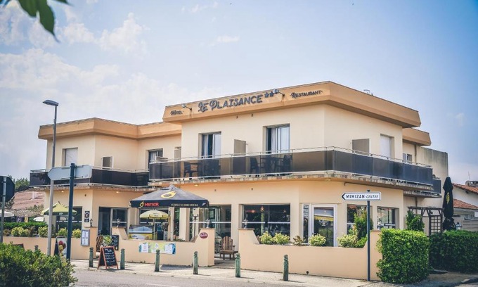 Mimizan Hotel | Welcome to Hôtel Le Plaisance: Family & Pet Friendly Stay