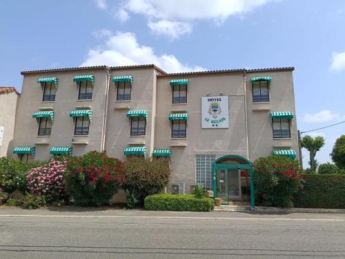 Fleurance Hotel | Discover Hôtel Le Relais: Pet-Friendly with Breakfast Included