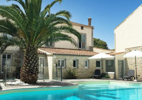 Saint-Pierre-d'Oleron Hotel | Pet-Friendly Hôtel Le Square with Oceanfront Views