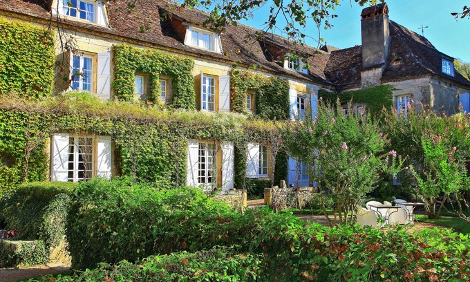 Tremolat Hotel | Discover Hôtel Le Vieux Logis: 4-Star Stay with Pool & Dining