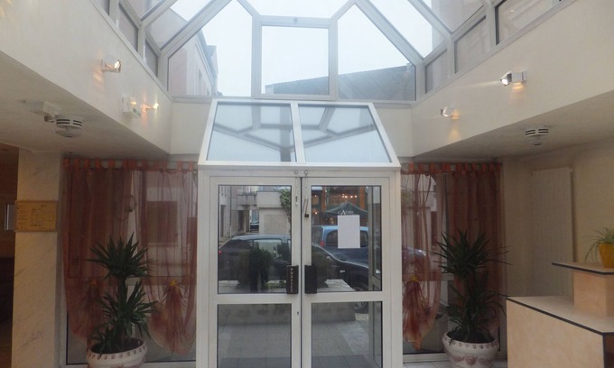 Gif-sur-Yvette Hotel | Welcoming Hôtel Le Village: Family-Friendly & Accessible Stay