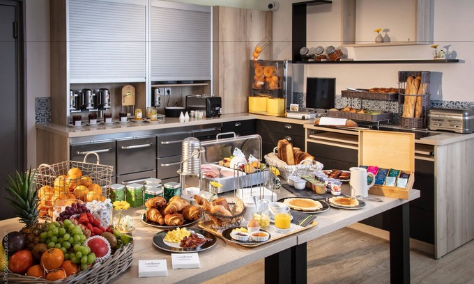 Vendin-le-Vieil Hotel | Discover Hôtel Lensotel: Family-Friendly Stay with Pool