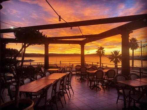 Cavaliere Hotel | Cozy Hôtel Les Alizés: Pet-Friendly with Ocean Views
