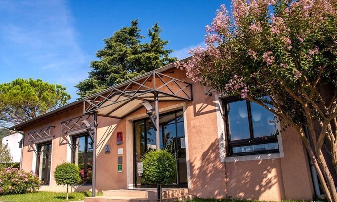 Tournon-sur-Rhone Hotel | Inviting Hôtel Les Amandiers: Family-Friendly with Breakfast
