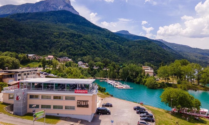 Savines-le-Lac Hotel | Explore Hôtel Les Flots Bleus: Oceanfront Bliss Awaits