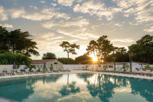 Sainte-Marie-de-Re Hotel | Discover Hôtel Les Grenettes: Oceanfront Comfort Awaits