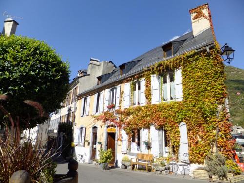 Luz-Saint-Sauveur Hotel | Pet Friendly Stay at Hôtel Les Templiers - Great for Families!