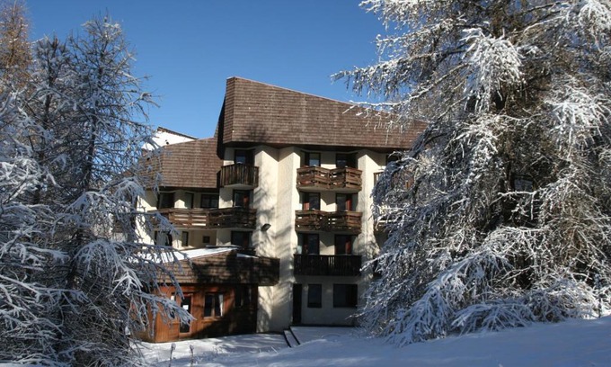 Les Orres Hotel | Welcoming Hôtel Les Trappeurs: Pool, Pet-Friendly Escapes