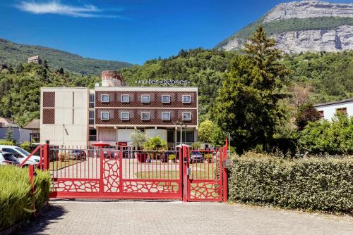 Corenc Hotel | Discover Hôtel Les Trois Roses: Family-Friendly Escape