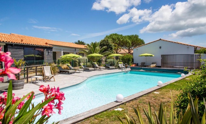 Sainte-Marie-de-Re Hotel | Discover Hôtel Les Vignes de la Chapelle with Ocean Views